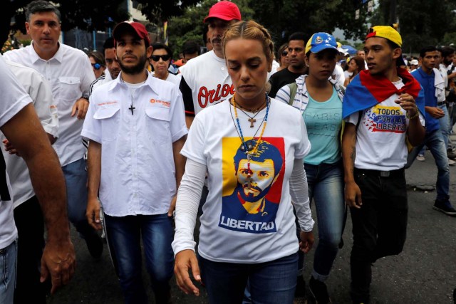 Lilian Tintori, wife of jailed opposition leader Leopoldo Lopez, takes part in a rally to honour victims of violence during a protest against Venezuela's President Nicolas Maduro's government in Caracas, Venezuela, April 22, 2017. REUTERS/Carlos Garcia Rawlins