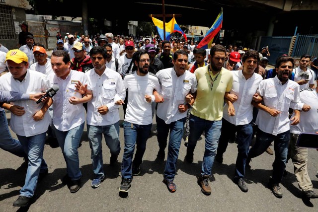 Lawmakers and political leaders take part in a rally to honour victims of violence during a protest against Venezuela's President Nicolas Maduro's government in Caracas, Venezuela, April 22, 2017. REUTERS/Carlos Garcia Rawlins
