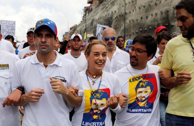 (L to R), Venezuelan opposition leader and Governor of Miranda state Henrique Capriles, Lilian Tintori, wife of jailed opposition leader Leopoldo Lopez and Congressman Freddy Guevara take part in a rally to honour victims of violence during a protest against Venezuela's President Nicolas Maduro's government in Caracas, Venezuela, April 22, 2017. REUTERS/Carlos Garcia Rawlins