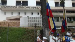 Marcha del silencio por los caídos en Caracas arribó a la Conferencia Episcopal Venezolana (fotos y video)