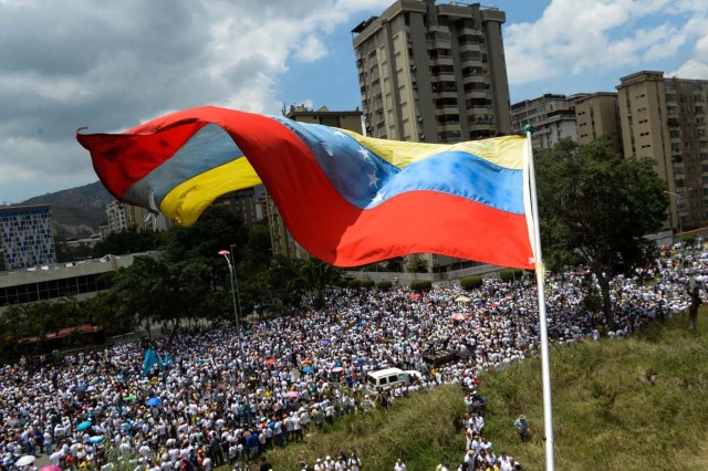 Venezuelan opposition activists march in a quiet show of condemnation of the government of President NIcolas Maduro, in Caracas, on April 22, 2017. Venezuelans gathered Saturday for "silent marches" against President Nicolas Maduro, a test of his government's tolerance for peaceful protests after three weeks of violent unrest that has left 20 people dead. / AFP PHOTO / FEDERICO PARRA