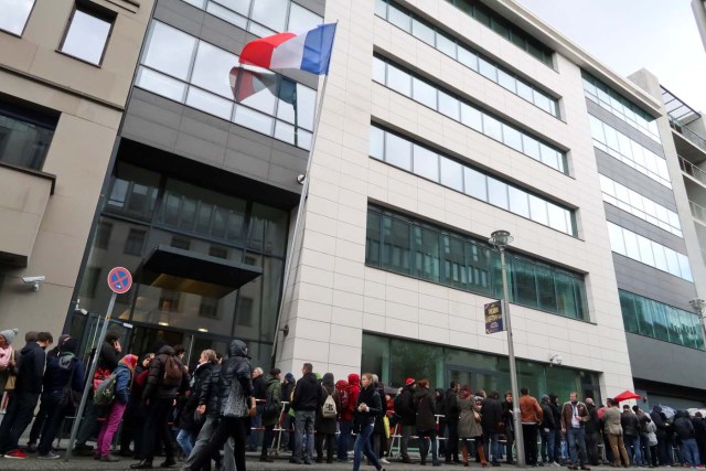 Hundreds of French expats queue in front of the consulate in Berlin, Germany April 23, 2017, to cast their vote in the first round of the presidential election in France. REUTERS/Pawel Kopczynski