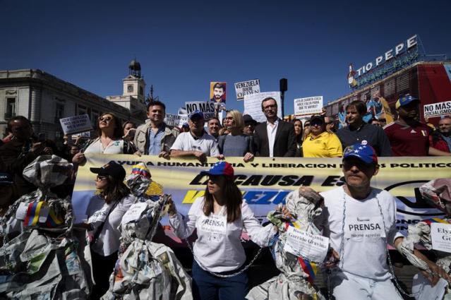 Concentración celebrada hoy en la Puerta del Sol de Madrid en apoyo a los venezolanos que piden el fin del régimen de Nicolás Maduro. EFE/Luca Piergiovanni