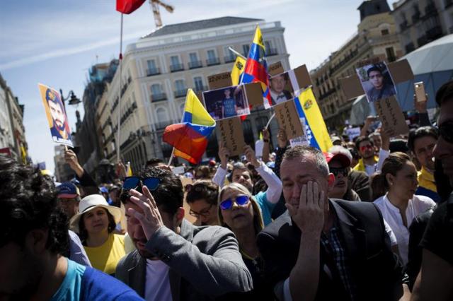 Concentración celebrada hoy en la Puerta del Sol de Madrid en apoyo a los venezolanos que piden el fin del régimen de Nicolás Maduro. EFE/Luca Piergiovanni