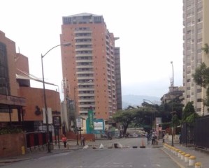 #24A Manifestantes trancan avenida Sucre de Los Dos Caminos