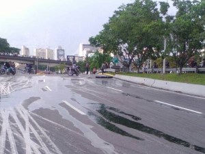 Encapuchados, aislados de la manifestación opositora, derraman aceite en Chacao