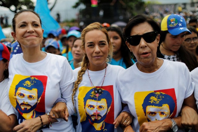 Maria Corina Machado (izq.), Lilian Tintori (centro) y Antonieta Mendoza (dch) / Foto  REUTERS/Carlos Garcia Rawlins