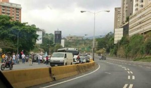 Cierre parcial a la altura del Distribuidor Santa Fe en Caracas #24A (fotos)