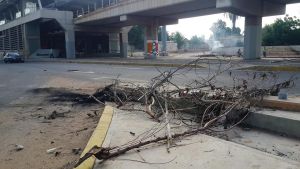 Rutas de Metrobús en Maracaibo presentan retraso por escombros en la vía