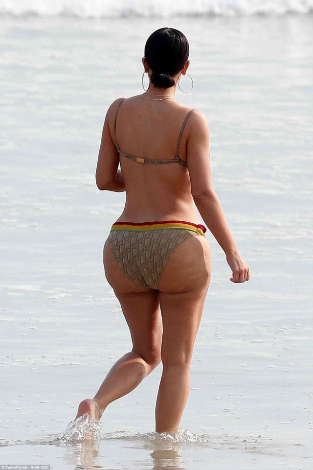 kim-kardashian-curvas-playa-12