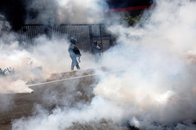 Clouds of tear gas disperse during a rally against Venezuela's President Nicolas Maduro in Caracas, Venezuela April 26, 2017. REUTERS/Carlos Garcia Rawlins