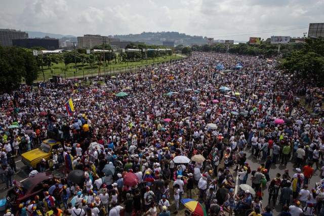 CAR01. CARACAS (VENEZUELA), 24/04/2017 - Venezolanos participan en una manifestación contra el Gobierno venezolano hoy, lunes 24 de abril de 2017, en Caracas (Venezuela). Centenares de venezolanos en varias ciudades del país comenzaron a concentrarse para la protesta convocada por la oposición denominada "Venezuela se planta contra la dictadura", con la que han llamado a manifestarse en contra del Gobierno de Nicolás Maduro. EFE/CRISTIAN HERNANDEZ