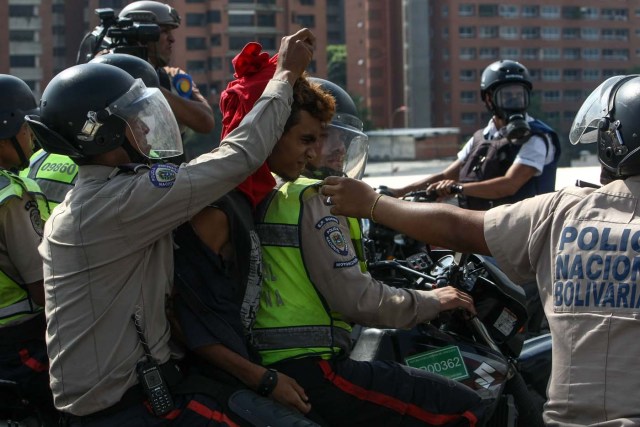 CAR01. CARACAS (VENEZUELA), 24/04/2017 - Efectivos de la Policía Nacional Bolivariana detienen a un manifestante hoy, lunes 24 de abril de 2017, en Caracas (Venezuela). Centenares de venezolanos en varias ciudades del país comenzaron a concentrarse para la protesta convocada por la oposición denominada "Venezuela se planta contra la dictadura", con la que han llamado a manifestarse en contra del Gobierno de Nicolás Maduro. EFE/CRISTIAN HERNANDEZ