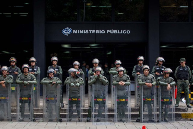 Members of the Bolivarian National Guard keep the order in front of the Public Ministery in Caracas, Venezuela, on 25 April 2017. The deputy of the opposition party Primero Justicia (PJ) Tomas Guanipa, protest for what he considers harassment against him and other leaders of his formation. EPA/MIGUEL GUTIÉRREZ