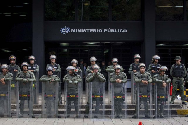 -FOTODELDIA- CAR01. CARACAS (VENEZUELA), 25/04/2017 - Miembros de la Guardia Nacional Bolivariana (GNB) resguarda la entrada del Ministerio Público hoy, martes 25 de abril de 2017, en Caracas (Venezuela). Un total de 26 personas han muerto por distintas causas en relación con los hechos violentos registrados durante las últimas semanas en Venezuela, en el marco de una ola de protestas oficialistas y opositoras, y actos de vandalismo, informó hoy la fiscal general venezolana, Luisa Ortega Díaz. EFE/MIGUEL GUTIÉRREZ