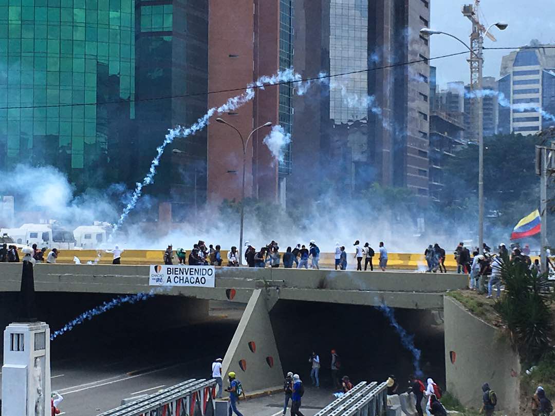Feroz represión contra manifestantes en Caracas… Los corrieron a bombazos (fotos + video)
