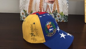 La gorra de Capriles está lista y bendecida para la marcha de este #26A (Foto)