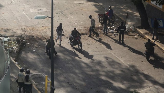 Civiles armados  en Caracas (Foto El País)