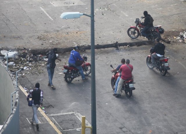 Un segundo grupo de civiles armados incursiona en la avenida Francisco de Solano para intimidar a las personas que protestan. Muchos de estos hombres tienen chalecos antibalas y exhiben sus armas de fuego. R. R. 