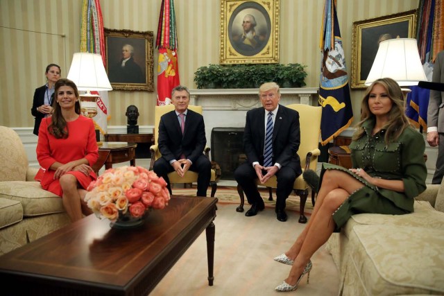 U.S. President Donald Trump and first lady Melania Trump welcome Argentine President Mauricio Macri and his wife, Juliana Awada, at the Oval Office of the White House in Washington, U.S., April 27, 2017. REUTERS/Carlos Barria