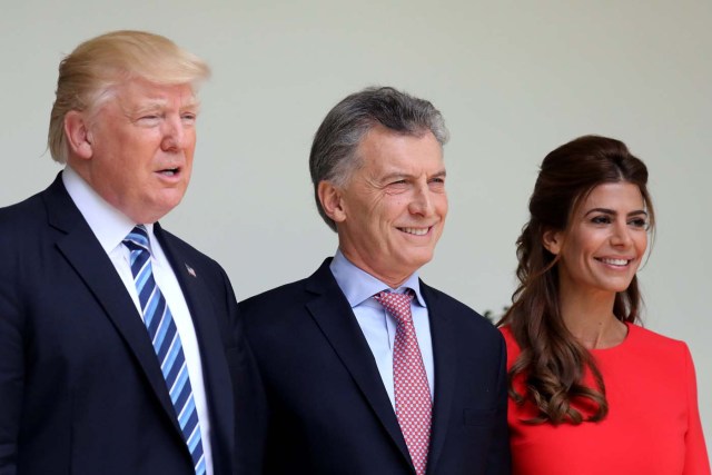 U.S. President Donald Trump and Argentina's President Mauricio Macri and his wife, Juliana Awada, pose for a picture during a meeting at the White House in Washington, U.S., April 27, 2017. REUTERS/Carlos Barria