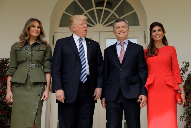 U.S. President Donald Trump and first lady Melania Trump welcome Argentine President Mauricio Macri and his wife, Juliana Awada, to the White House in Washington, U.S., April 27, 2017. REUTERS/Kevin Lamarque