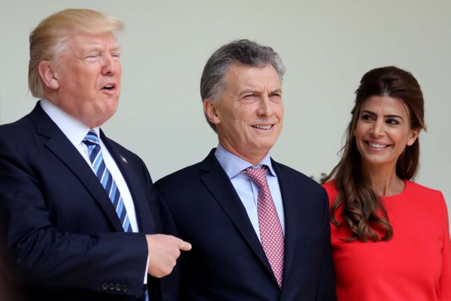 U.S. President Donald Trump poses for a picture with Argentina's President Mauricio Macri and his wife, Juliana Awada, during a meeting at the White House in Washington, U.S., April 27, 2017. REUTERS/Carlos Barria