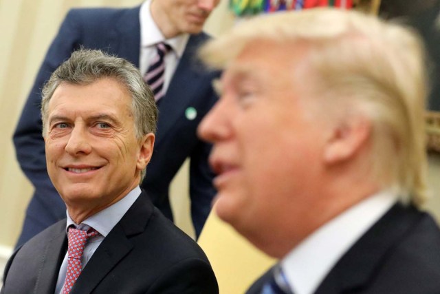 U.S. President Donald Trump and Argentina's President Mauricio Macri meet at the Oval Office of the White House in Washington, U.S., April 27, 2017. REUTERS/Carlos Barria