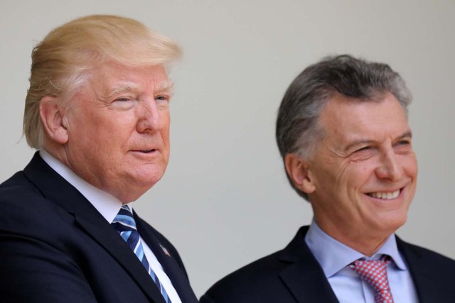 U.S. President Donald Trump talks with Argentina's President Mauricio Macri during a meeting at the White House in Washington, U.S., April 27, 2017. REUTERS/Carlos Barria