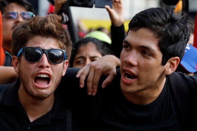 Students react during a tribute to Juan Pablo Pernalete, who died after being hit by a tear gas shot during a protest against Venezuelan President Nicolas Maduro, in Caracas, Venezuela April 27, 2017. REUTERS/Carlos Garcia Rawlins