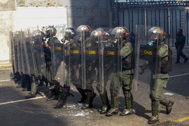 CAR01. CARACAS (VENEZUELA), 26/04/2017.- Efectivos de la Guardia Nacional Bolivariana (GNB) bloquean el paso a una manifestación hoy, miércoles 26 de abril de 2017, en Caracas (Venezuela). Las fuerzas de seguridad de Venezuela dispersaron nuevamente algunas de las marchas convocadas por la oposición en Caracas, que pretendían llegar a la sede principal de la Defensoría del Pueblo en el centro de la capital. EFE/CRISTIAN HERNANDEZ