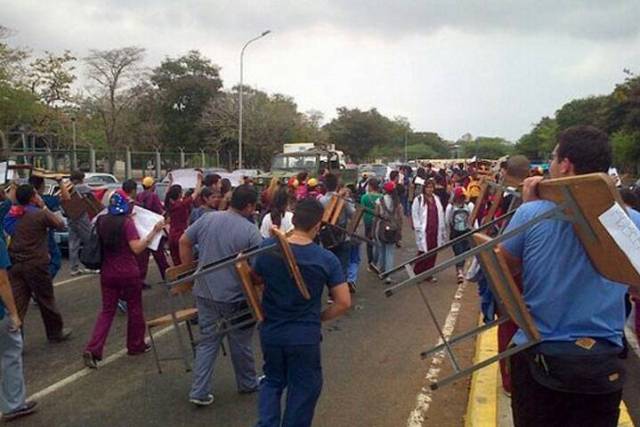 Movimiento Estudiantil y FCU LUZ continúan protestando en rechazo a la represión
