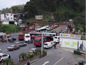 Autobuses trancan la Panamericana para impedir marcha a Ramo Verde #28A
