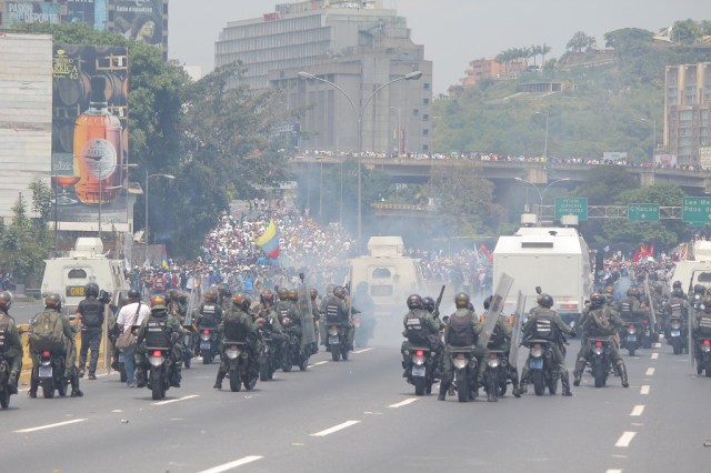 Represión durante la marcha del 26 de abril (Foto Lapatilla)