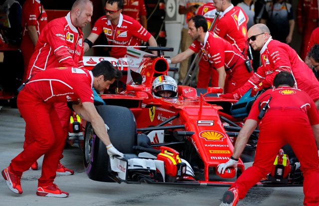 El piloto alemán Sebastian Vettel en los pits de la escudería Ferrari (Foto: Reuters)