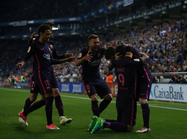 Luis Suárez celebra con sus compañeros del Barcelona tras anotar un gol (Foto: Reuters)