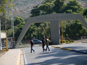 Cada vez más vacías: Universidades en Venezuela abandonadas ante la falta de recursos (Video)