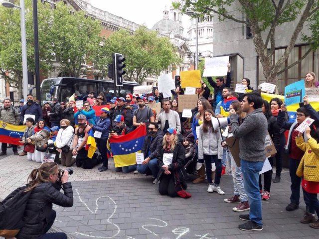 Venzolanos en Londres dicen #NoMás este 29 de abril