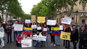 Venezolanos en España se unen a protesta mundial #NoMás muertes durante protestas