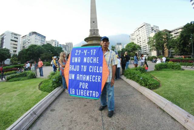 El señor del papagayo con su acostumbrado mensaje de este 29 de abril en la Plaza francia de Caracas. Foto: Régulo Gómez /Lapatilla