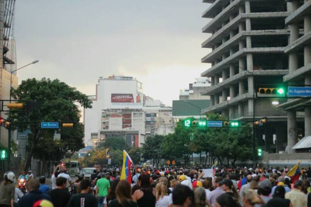 Estudiantes congregados en la Plaza Bolívar de Chacao para la vigilia en honor a los caídos en las últimas semanas durante las protestas en el país. Foto: Régulo Gómez/Lapatilla