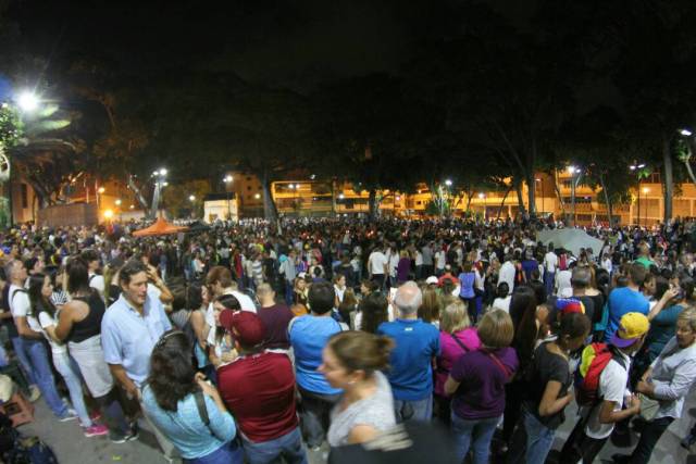 Vigilia en la Plaza Bolívar de Chacao este sábado 29 de abril. Foto: Régulo Gómez /Lapatilla