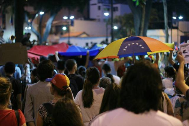 Estudiantes congregados en la Plaza Bolívar de Chacao para la vigilia en honor a los caídos en las últimas semanas durante las protestas en el país. Foto: Régulo Gómez/Lapatilla