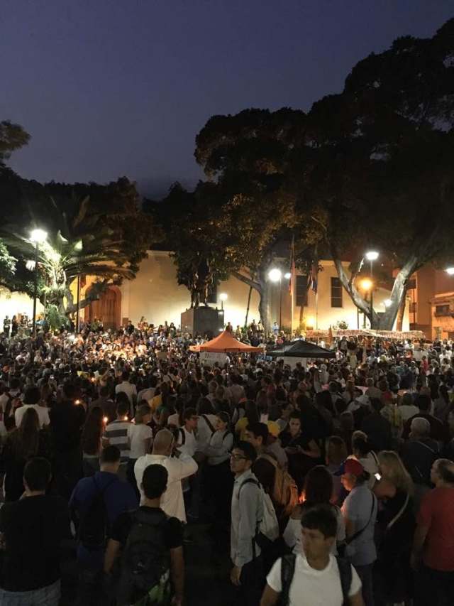 Vigilia en la Plaza Bolívar de Chacao. Foto: Alexa Lugo