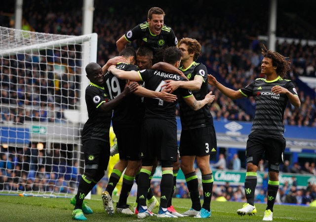 Willian celebra con sus compañeros del Chelsea tras marcar gol (Foto: Reuters)