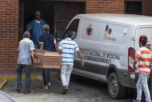 Con agua y gasolina limpian morgue de Barquisimeto