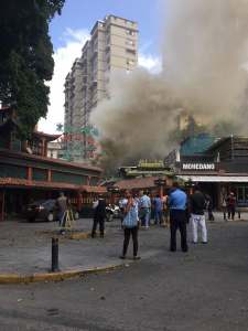 Reportan incendio en restaurante El Palmar de Bello Monte