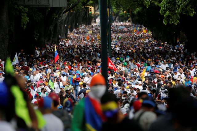 La Unidad convoca a la calle este #2May desde las 6:00 a.m y anuncia una “mega-marcha” para el miércoles. REUTERS/Carlos Garcia Rawlins
