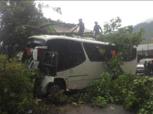 Autobús que trasladaba a chavistas se estrelló contra árbol en La Florida (fotos)