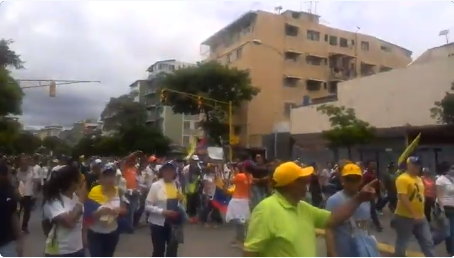 A pesar de la represión, manifestantes continúan marcha hacia el CNE #1May